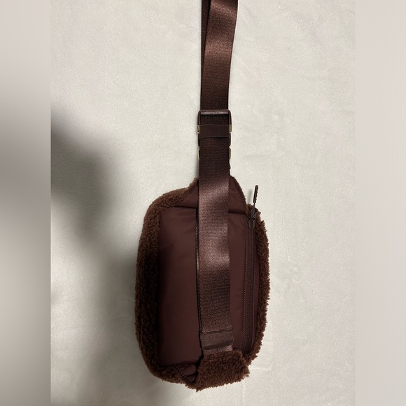 Brown Fleece Lululemon Everywhere
Belt Bag!💼 - Picture 3 of 3